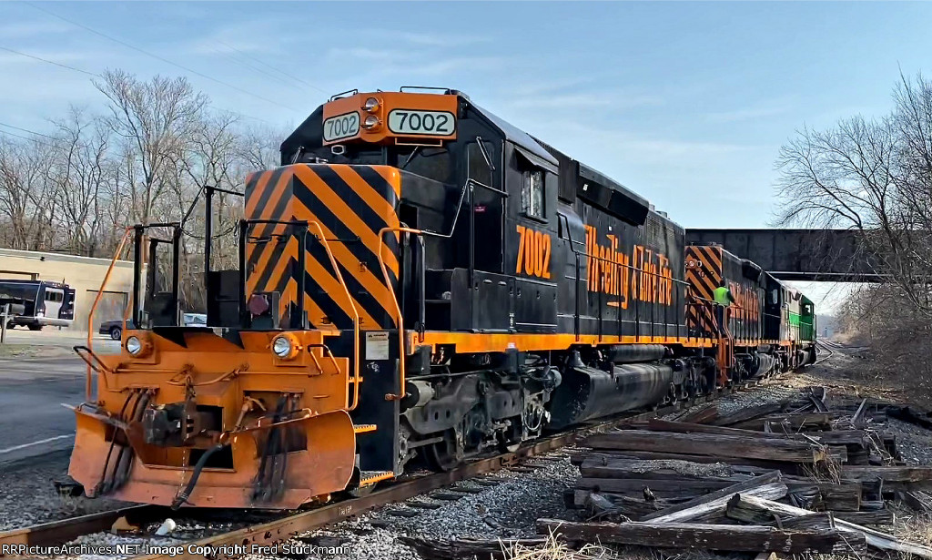 WE 7002 & Co are about to cross under the Wheeling mainline.